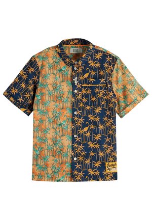 Chemise à manches courtes avec boutons, avec panneaux orange et bleu marine divisés, motifs de palmiers verts et jaunes et d’oiseaux, et petite poche poitrine.