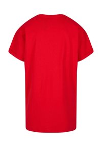 Camiseta de algodón roja con mangas cortas, cuello redondo y corte holgado. Textura suave, sin patrones ni acentos visibles.