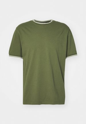 T-shirt verde oliva in tessuto di cotone, con collo rotondo e dettagli a righe bianche e nere sul colletto e sulle maniche.