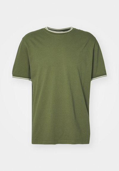 T-shirt verde oliva in tessuto di cotone, con collo rotondo e dettagli a righe bianche e nere sul colletto e sulle maniche.