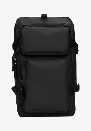 Zaino nero con molteplici scomparti con zip, caratteristiche regolabili e una finitura liscia e testurizzata. Presenta una maniglia superiore per un trasporto facile.