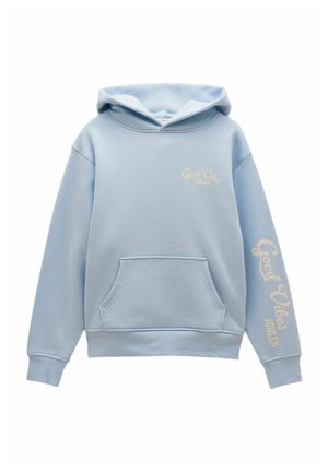 Hellblauer Kapuzenpullover mit Fronttasche und dem Schriftzug „Good Vibes Joules“ auf Brust und Ärmel in cremefarbener Schrift.