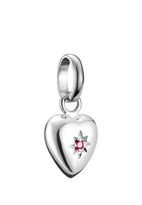 Silberner herzförmiger Anhänger mit einem kleinen roten Edelstein, der in einem Stern-Design in der Mitte eingefasst ist, befestigt an einer glatten runden Öse.