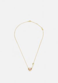 Collier délicat en chaîne d'or avec un petit pendentif en forme de cœur rose et un minuscule charme rond près du fermoir sur un fond blanc.