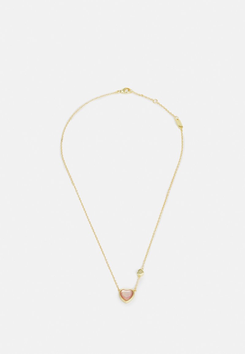 Collier délicat en chaîne d'or avec un petit pendentif en forme de cœur rose et un minuscule charme rond près du fermoir sur un fond blanc.
