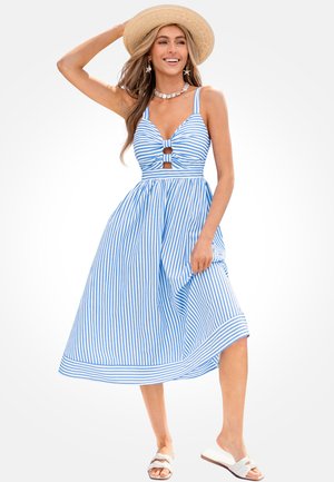 Blau-weiß gestreiftes Kleid mit tailliertem Oberteil, Blickfang-Ausschnitt und ausgestelltem Rock. Kombiniert mit einem Strohhut und flachen Sandalen.