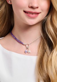 Lila Perlen-Kropfband mit Silberkette, versehen mit zwei Anhängern: einem lila Herz mit Verzierungen und einem Stern-Anhänger.