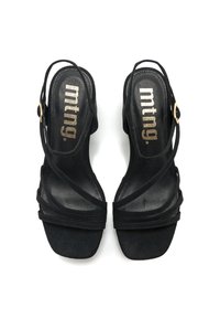 Tacones slingback de ante negro con m�últiples correas entrelazadas, puntera cuadrada y un pequeño acento en tono dorado cerca del tobillo.