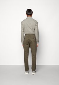 Anerkjendt Chinos - olive