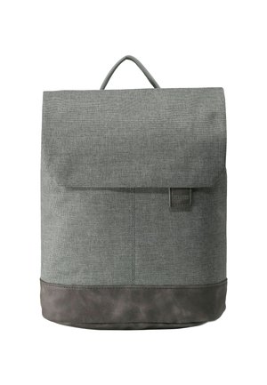Sac à dos en tissu gris avec une fermeture enroulable, partie supérieure texturée et base en cuir lisse et plus foncé. Comprend une poignée de suspension et un détail de logo.