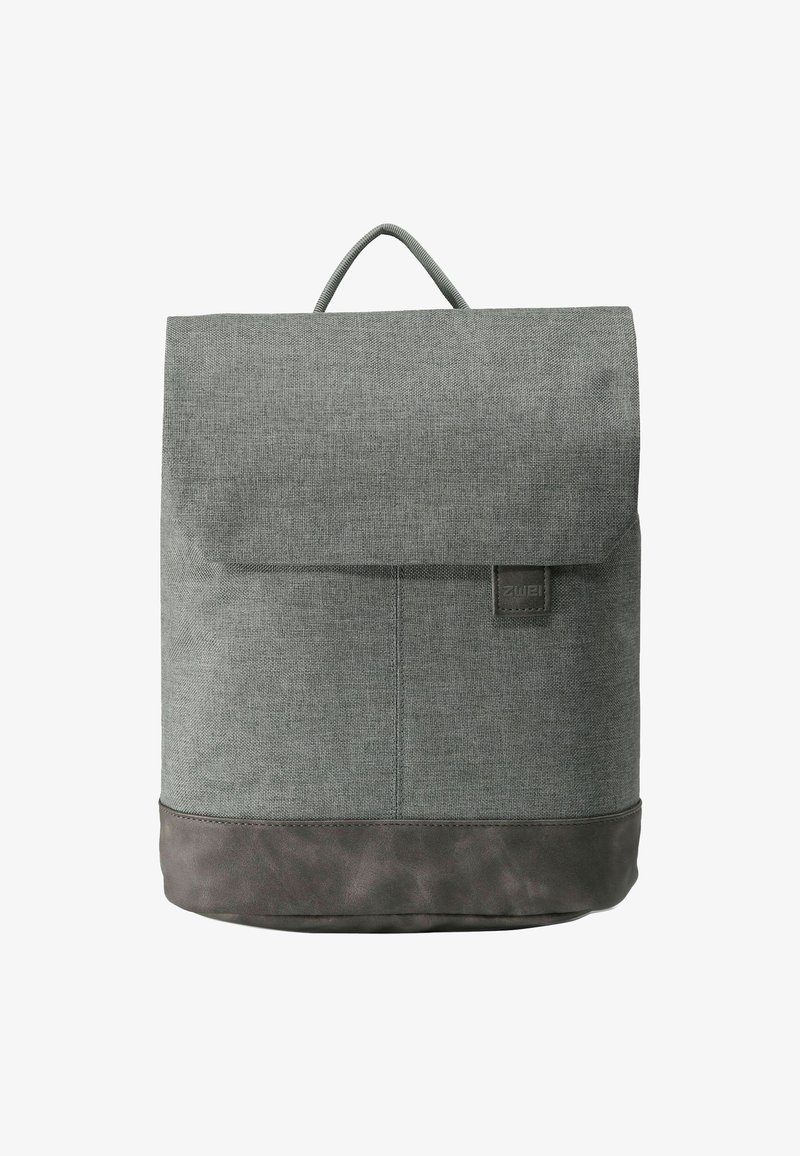 Sac à dos en tissu gris avec une fermeture enroulable, partie supérieure texturée et base en cuir lisse et plus foncé. Comprend une poignée de suspension et un détail de logo.
