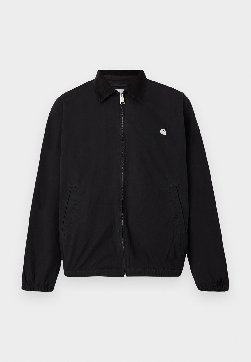 Schwarze Jacke mit Reißverschluss, elastischen Bündchen, zwei Vordertaschen, einem dunklen Kragen und einem kleinen weißen Logo auf der linken Brust.