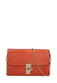 Borsa in finta pelle arancione con texture a coccodrillo, tracolla in catena dorata e forma rettangolare. Presenta una chiusura anteriore per una chiusura sicura.