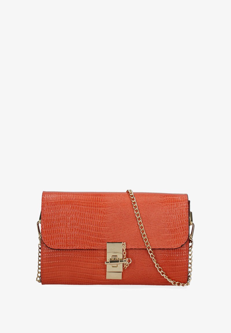 Borsa in finta pelle arancione con texture a coccodrillo, tracolla in catena dorata e forma rettangolare. Presenta una chiusura anteriore per una chiusura sicura.