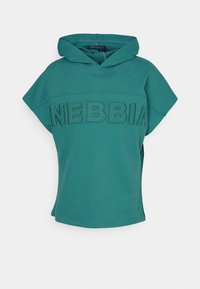 Teal luvtröja med korta ärmar, med ordet "NEBBIA" i upphöjda bokstäver över framsidan. Tillverkad av mjukt tyg.