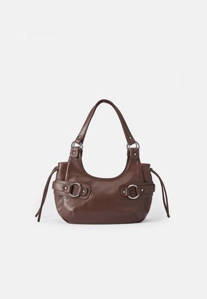 Bolsa de mão de couro castanho com um formato curvado, acabamentos em metal prateado e alças laterais atadas com nós. Textura lisa com detalhes mínimos.