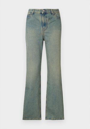 Vaqueros de campana de denim azul claro con cintura alta, cinco bolsillos y cremallera. Acabado limpio y deslavado con detalles de costura sutiles.