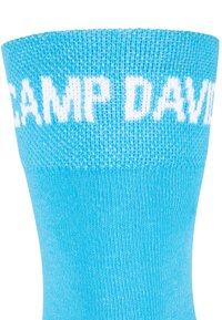 Calze turchesi con una texture a coste, caratterizzate dal testo "CAMP DAVID" in grassetto bianco nella parte superiore. Adatte per un abbigliamento casual.