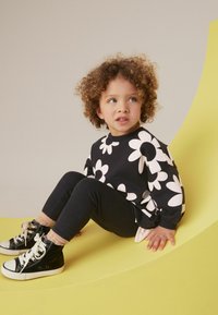 Next SET - REGULAR FIT - Legíny - kalhoty  - black white flowers