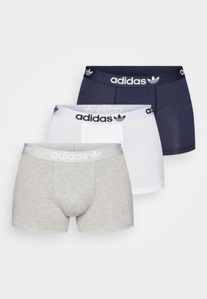 Set van drie herenboxershorts in grijs, marineblauw en wit. Elke short heeft een comfortabele elastische tailleband met het Adidas-logo.