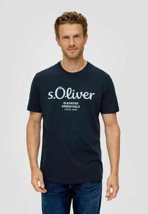 Navy t-shirt made of cotton, featuring white "s.Oliver" logo with "ELEVATED ESSENTIALS" text below. Short sleeves, crew neck, casual fit.