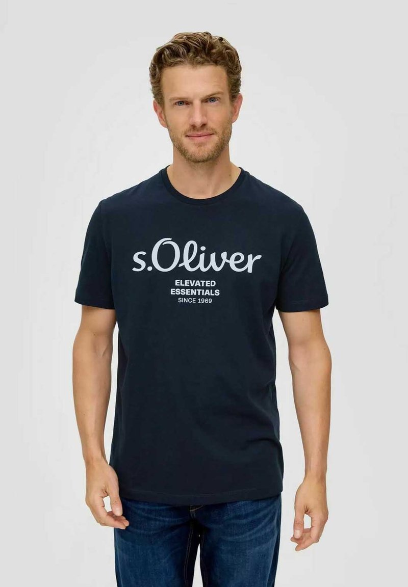 Navy T-Shirt aus Baumwolle mit weißem "s.Oliver" Logo und dem Text "ELEVATED ESSENTIALS" darunter. Kurzarm, Rundhalsausschnitt, lässige Passform.