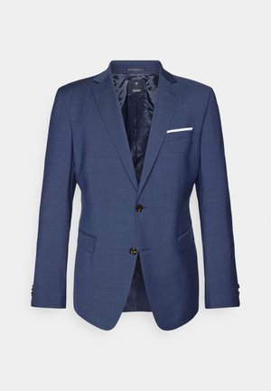 Blazer azul marino con diseño estructurado, dos botones, solapas con muesca y un bolsillo en el pecho con un acento blanco. Acabado de tejido texturizado.