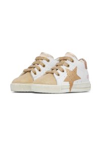 Sneakers bianchi con accenti dorati e punte beige testurizzate. Presentano una grande stella dorata sul lato e lacci luccicanti. Suole in gomma.