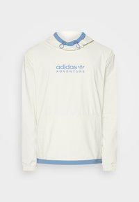 Vit Adidas Adventure-hoodjacka med ljusblå detaljer, framficka och justerbara dragsko på kragen.