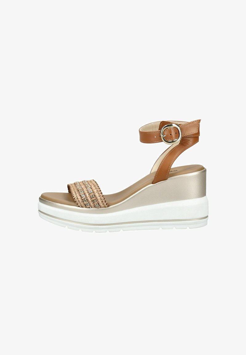 Sandale à talon compensé avec bride de cheville beige et boucle, semelle intérieure beige rembourrée, bride avant tressée ornée de strass, semelle plateforme blanche.