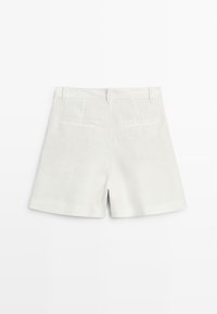 Shorts bianchi su misura con passanti per cintura e due tasche a filetto sul retro, mostrati distesi su uno sfondo bianco.