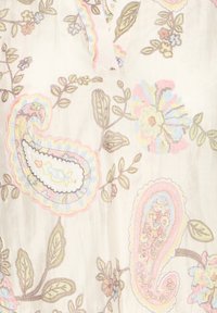 Tissu beige clair avec broderie pastel de motifs paisley et floraux en rose, bleu, jaune et vert, présentant des motifs de vignes feuillues.