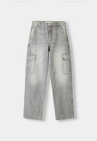 Los pantalones cargo de mezclilla gris tienen un corte relajado, múltiples bolsillos laterales y un ligero desvanecimiento en el color. Diseñados con una bragueta de botones.