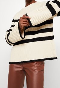 Zign Stickad tröja - off-white