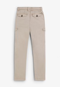 Pantalones cargo beige con dos bolsillos traseros y un bolsillo lateral, con cierres de botón y perneras rectas con una textura suave.