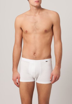 Weiße Baumwoll-Boxershorts mit enganliegendem Schnitt, die eine glatte Textur und ein kleines Logoetikett am Bund haben.