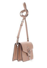 Bolso cruzado de cuero beige con tapa, herrajes plateados y correa ajustable. Presenta una superficie texturizada y bordes oscuros contrastantes.