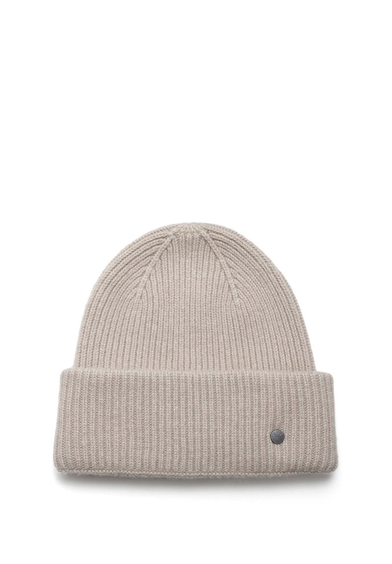 Světle béžová pletená čepice s vroubkovanou strukturou, s ohnutým lemem a malým kulatým logem na boku.