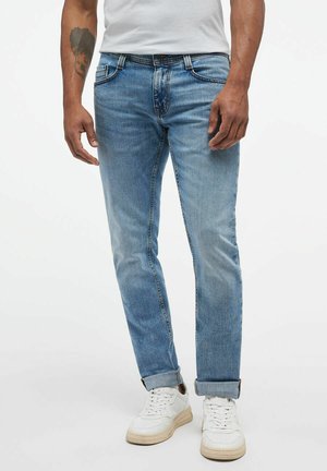 - Jeansy Slim Fit