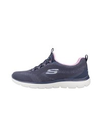 Zapatilla atlética de malla en color marino con acentos en rosa, con cordones elásticos, una suela blanca acolchada y un logo en el lateral para identificación de marca.