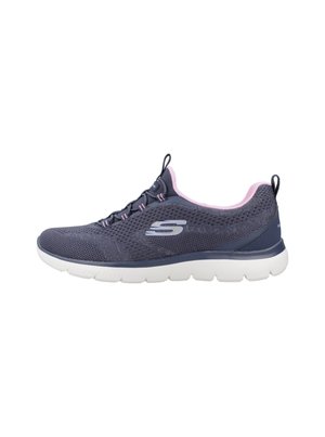 Zapatilla atlética de malla en color marino con acentos en rosa, con cordones elásticos, una suela blanca acolchada y un logo en el lateral para identificación de marca.