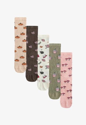 Cinq paires de chaussettes montantes côtelées dans des tons pastel et naturels avec des motifs de citrouille, feuille, champignon, tasse de café et fleurs.
