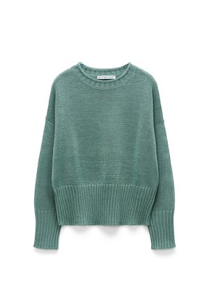 Jasnozielony sweter z dzianiny o okrągłym dekolcie, opuszczonych ramionach i ściągaczach na mankietach. Całość ozdobiona teksturowanym wzorem. Krótsza, obcięta długość.