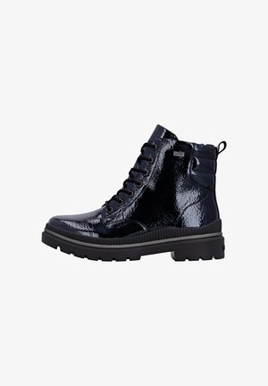Schwarze Patentleder-Ankle-Boots mit strukturiertem Finish, Schnürung an der Vorderseite und einer stabilen Sohle mit Rillen für besseren Halt. Mit einem Zugriemen ausgestattet.