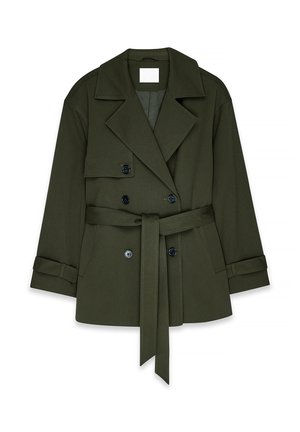 Dwurzędowa oliwkowa kurtka wykonana z fakturowanej tkaniny, z dużymi wyciętymi klapami, paskiem w talii oraz zapinanymi mankietami.