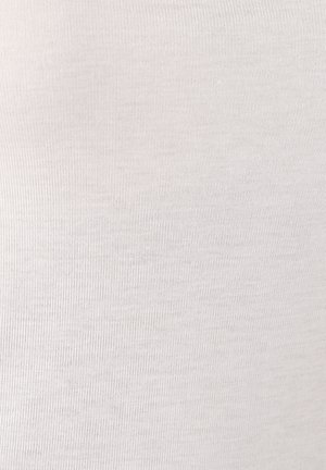 Tejido blanco con una textura acanalada, superficie lisa y patrón uniforme. Material ligero adecuado para capas o vestimenta casual.