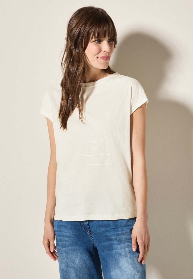 Lys beige kortærmet t-shirt lavet af blødt stof med en afslappet pasform, der har en rund halsudskæring og subtile tonale striber på forsiden.