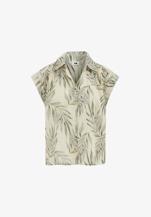 Beżowa bluzka z krótkim rękawem w zielony liściasty wzór, z guzikami z przodu i spiczastym kołnierzykiem, ułożona na płasko na białym tle.