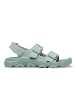 Lichtgrijze Birkenstock-sandaal met drie verstelbare riemen en een robuuste, gestructureerde zool voor buitengebruik.