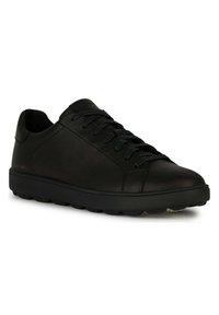 Svart lädersneaker med rund tå, platt snörningsdesign, texturerad överdel och gummisula med cirkulärt mönster för grepp.